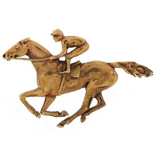 2026 - 9ct gold brooch in the form of a jockey on horseback, 5cm wide, 7.7g