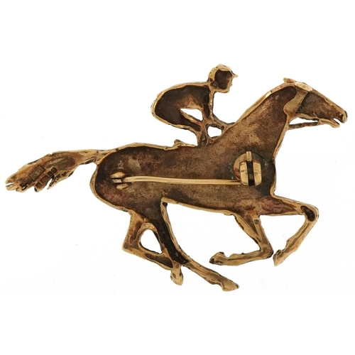 2026 - 9ct gold brooch in the form of a jockey on horseback, 5cm wide, 7.7g