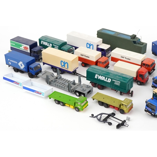 1686 - Vintage and later collector's vehicles, some diecast, predominantly Matchbox and Corgi