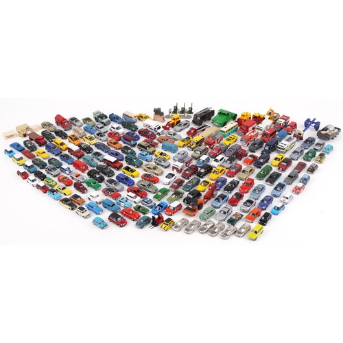 1644 - Large collection of vintage and later diecast vehicles including Corgi, Matchbox and Hot Wheels