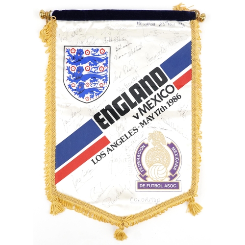 1426 - England v Mexico Football pennant for Los Angeles May 17th 1986 match with ink signatures including ... 