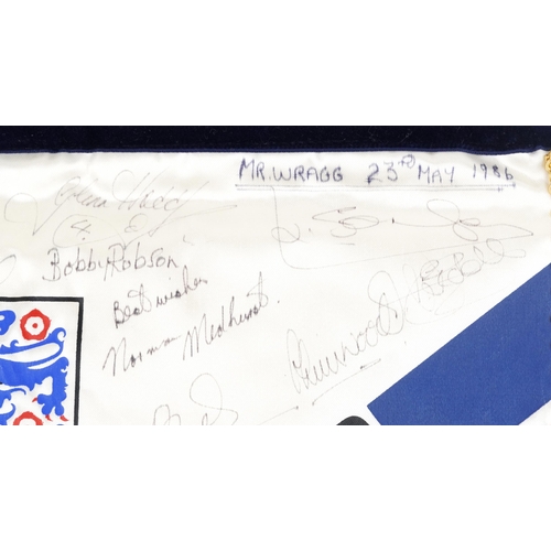 1426 - England v Mexico Football pennant for Los Angeles May 17th 1986 match with ink signatures including ... 