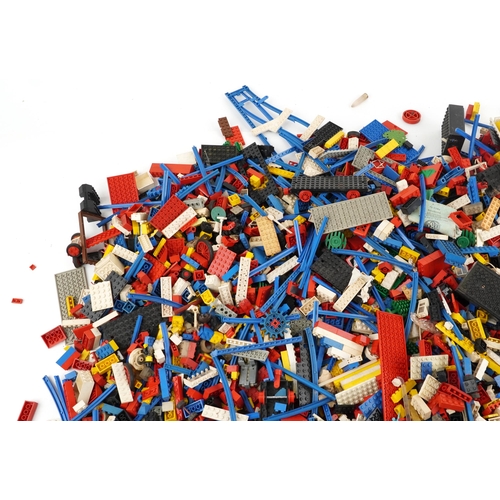 571 - Large collection of mostly vintage Lego building blocks and accessories including train set, total w... 