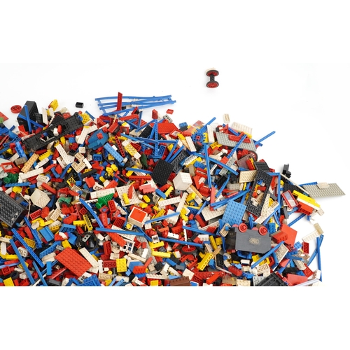 571 - Large collection of mostly vintage Lego building blocks and accessories including train set, total w... 