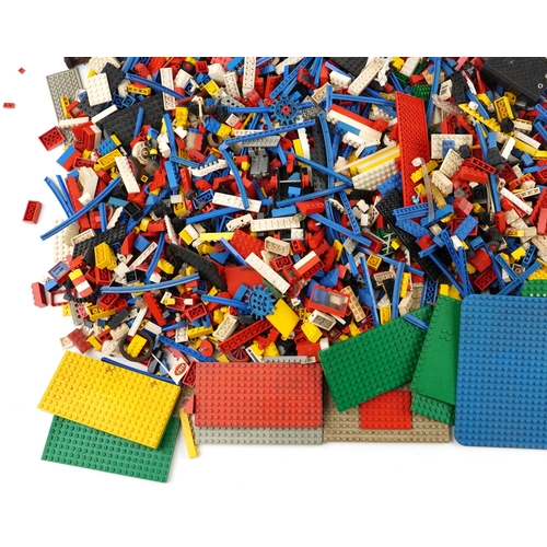 571 - Large collection of mostly vintage Lego building blocks and accessories including train set, total w... 