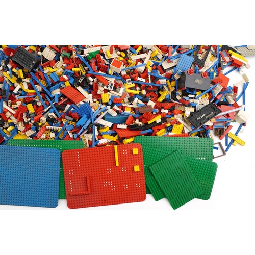 571 - Large collection of mostly vintage Lego building blocks and accessories including train set, total w... 