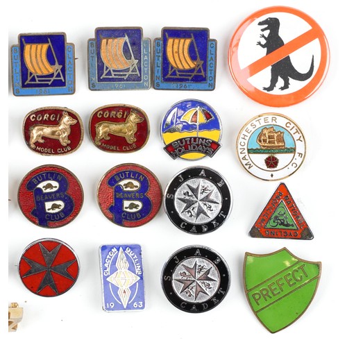 1331 - Assorted badges including Butlin's 1961, Butlin's Beavers Club, The Corgi Model Club, The Manchester... 