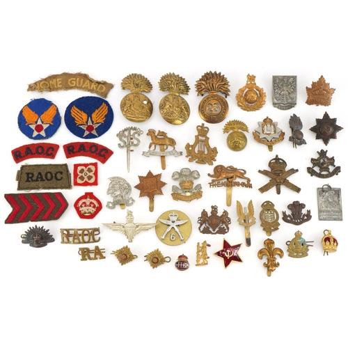 1517 - Cap badges to include Royal Welsh Fusiliers 23rd Foot Regiment, Home Guard cloth patch, Nottinghamsh... 