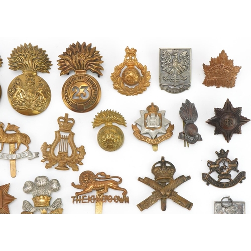 1517 - Cap badges to include Royal Welsh Fusiliers 23rd Foot Regiment, Home Guard cloth patch, Nottinghamsh... 