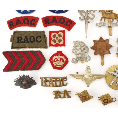 1517 - Cap badges to include Royal Welsh Fusiliers 23rd Foot Regiment, Home Guard cloth patch, Nottinghamsh... 