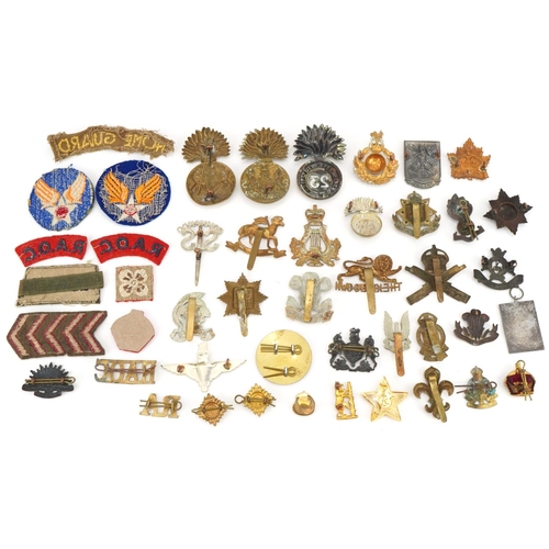 1517 - Cap badges to include Royal Welsh Fusiliers 23rd Foot Regiment, Home Guard cloth patch, Nottinghamsh... 