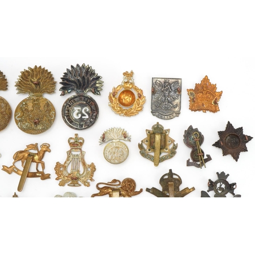 1517 - Cap badges to include Royal Welsh Fusiliers 23rd Foot Regiment, Home Guard cloth patch, Nottinghamsh... 