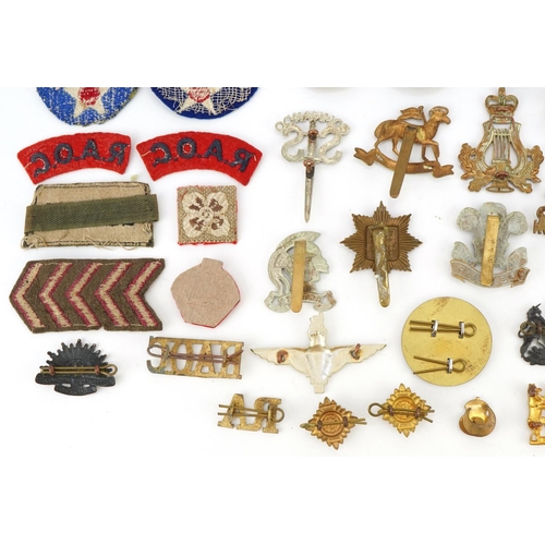 1517 - Cap badges to include Royal Welsh Fusiliers 23rd Foot Regiment, Home Guard cloth patch, Nottinghamsh... 