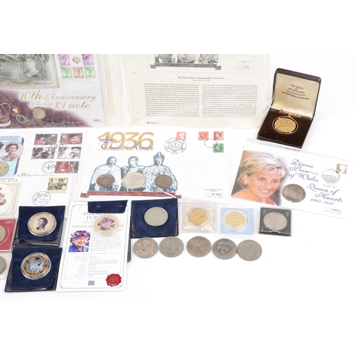 1286 - Commemorative coin covers to include crowns and a five pound coin