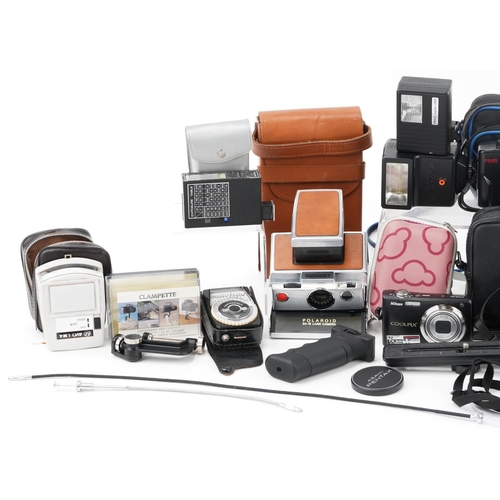 465 - Vintage and later cameras and accessories including a Olympus FE-280, Olympus C-450 and Samsung Digi... 