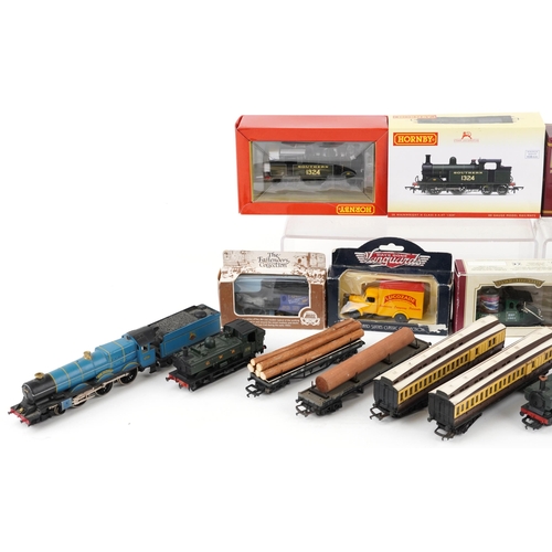 568 - Model railway locomotives, carriages and accessories, some with boxes, including Hornby Great Wester... 