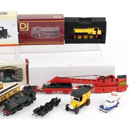 568 - Model railway locomotives, carriages and accessories, some with boxes, including Hornby Great Wester... 