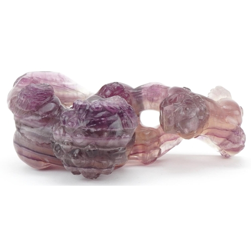 432 - Chinese Fluorite carving of Foo dogs, 9cm wide