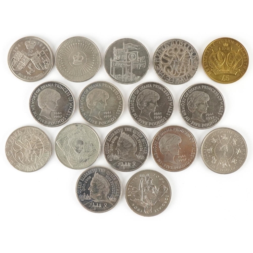 1262 - Sixteen commemorative British five pound coins