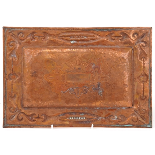 108 - Arts & Crafts stylized copper tray with stylized flowers, 32cm in diameter