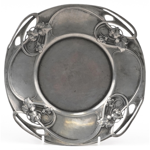 498 - Art Nouveau B & G Imperial pewter plate, impressed and numbered 5559 to the reverse, 23cm in diamete... 