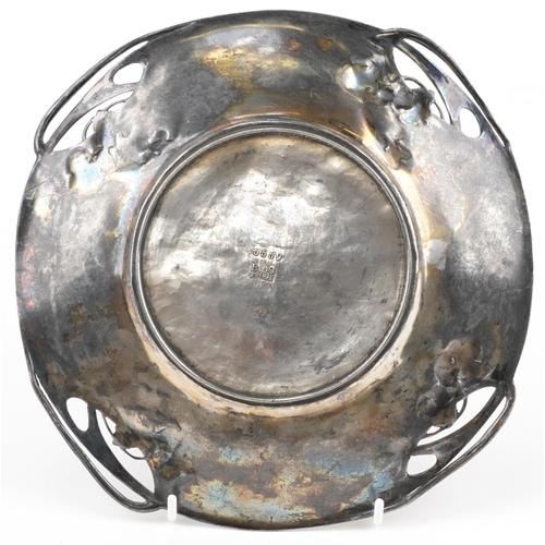 498 - Art Nouveau B & G Imperial pewter plate, impressed and numbered 5559 to the reverse, 23cm in diamete... 