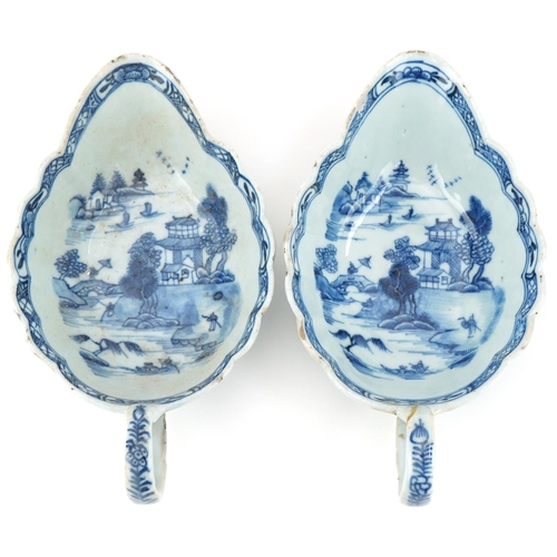 1205 - Pair of 18th century Chinese porcelain sauce boats hand painted in the Willow pattern, each 20cm in ... 