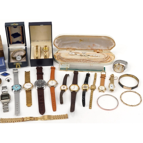 3572 - Vintage and later jewellery and wristwatches, some silver, including brooches, simulated pearl neckl... 