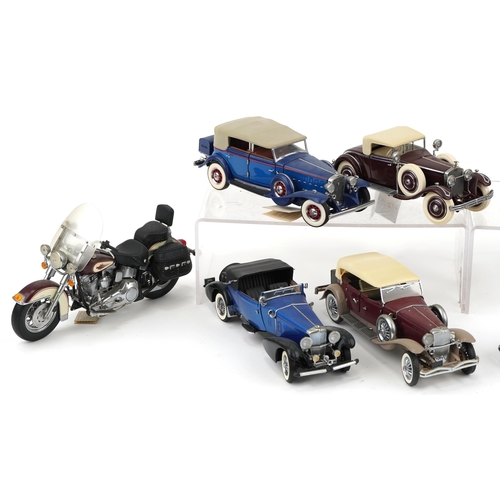 2365 - Six Franklin Mint 1:24 scale diecast collector's vehicles and two motorbikes including 1932 Cadillac... 