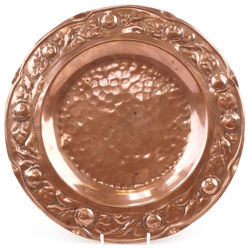 135 - Arts & Crafts copper plate decorated with stylized flowers, 35cm in diameter