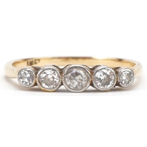 3043 - 18ct gold graduated diamond five stone ring, the largest diamond approximately 3.20mm in diameter x ... 