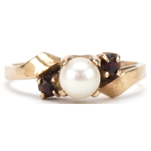 3175 - 9ct gold cultured pearl and garnet crossover ring, size N, 2.1g