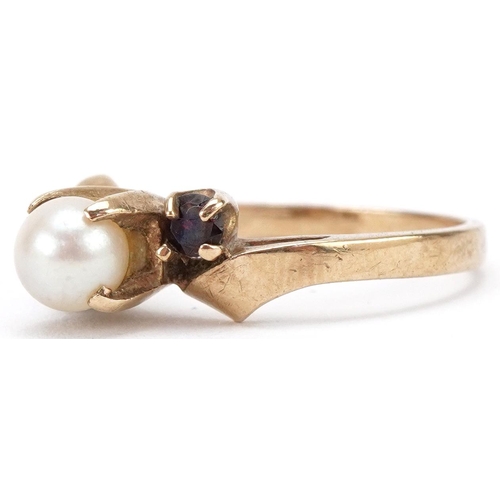 3175 - 9ct gold cultured pearl and garnet crossover ring, size N, 2.1g