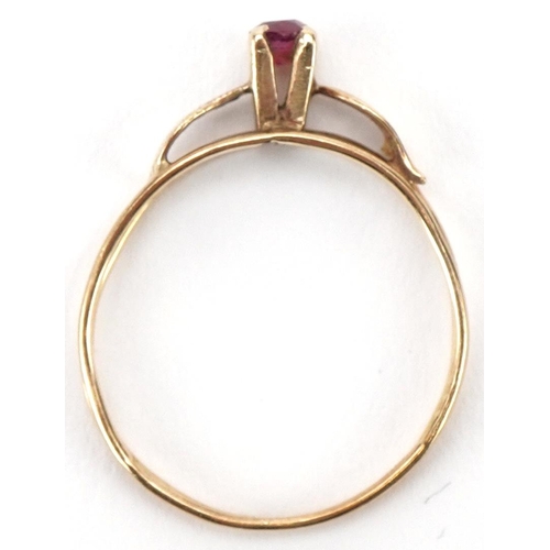 3422 - 9ct gold ruby solitaire ring with naturalistic setting, size K, 0.8g