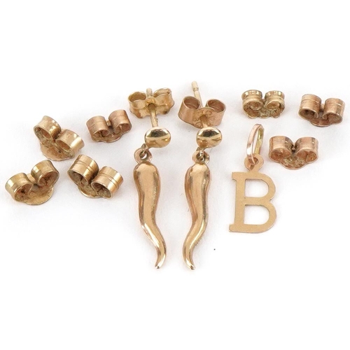 3465 - 9ct gold jewellery comprising pair of horn of plenty earrings, initial B pendant and seven earring b... 