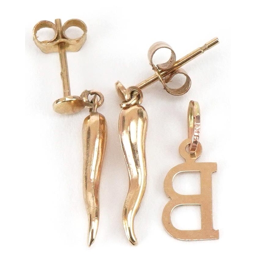 3465 - 9ct gold jewellery comprising pair of horn of plenty earrings, initial B pendant and seven earring b... 