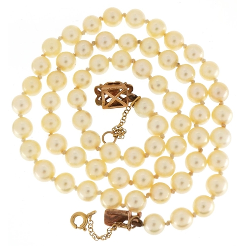 3541 - Cultured pearl necklace with 9ct gold clasp housed in a Davidsons Manchester jeweller's box, each pe... 