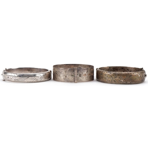 3224 - Three Victorian silver bangles with floral engraved decoration, total 63.0g