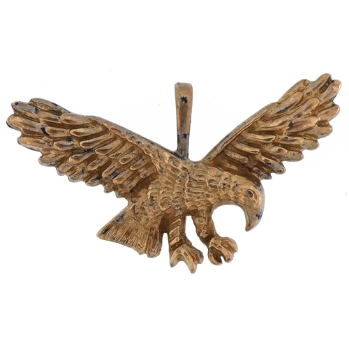 3382 - 9ct gold eagle pendant, 3.2cm wide, 3.0g