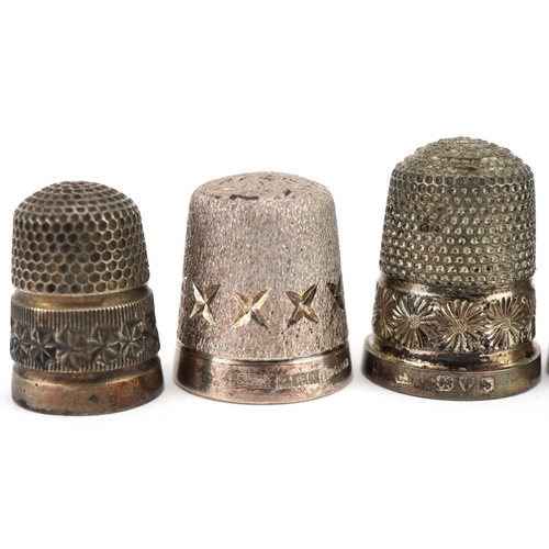 1274 - Five Edwardian and later silver thimbles, the largest 2.4cm high, total 22.5g