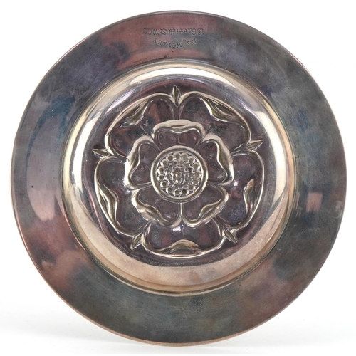 1081 - D & J Wellby Ltd, Elizabeth II Tudor Rose dish with presentation inscription To Malcolm Brown by The... 