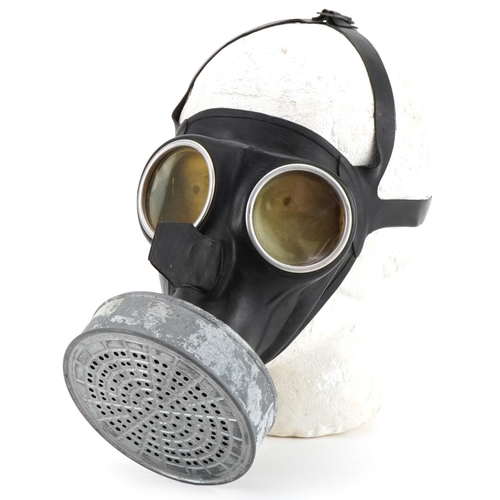 2541 - German military Luftschutz civilian gas mask