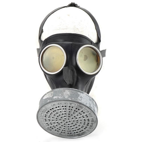 2541 - German military Luftschutz civilian gas mask