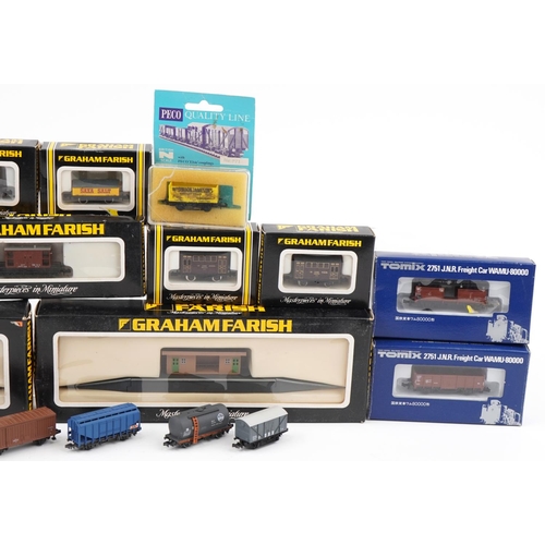 2341 - Collection of N gauge model railway tenders, carriages and buildings, some with boxes, including Gra... 