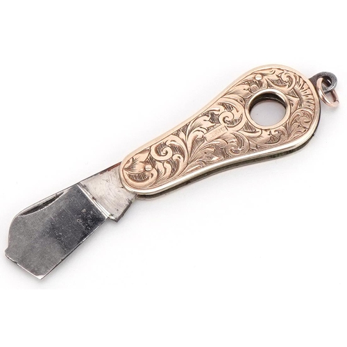 1010 - 9ct gold flanked cigar cutter with engraved decoration, 4cm in length, 8.9g