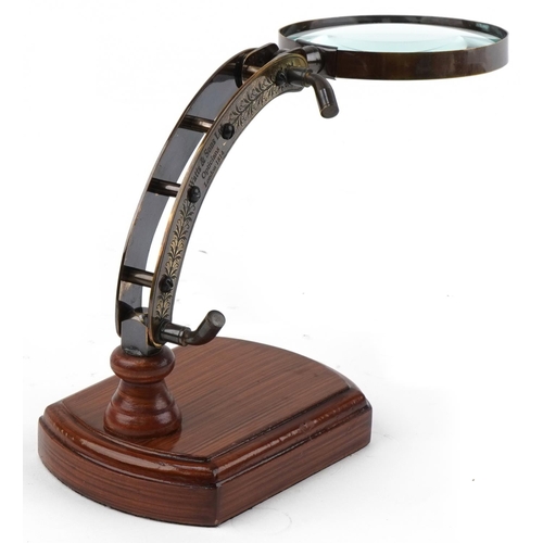 2211 - Adjustable brass desktop magnifying glass, 17cm high