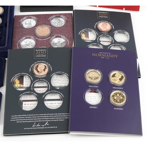 2440 - Commemorative coins and medallions including a New York Statue of Liberty fine silver ingot, proof q... 