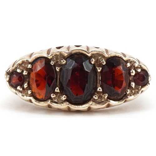 3261 - 9ct gold graduated garnet five stone ring, size J/K, 3.5g