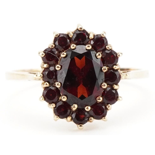 3371 - 9ct gold garnet cluster ring, size P, 2.1g