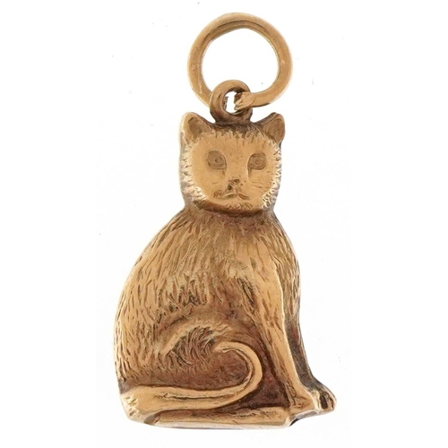 3138 - 9ct gold charm in the form of a seated cat, 1.9cm high, 0.8g